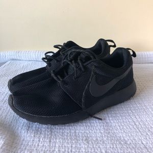 black nike roshes!!